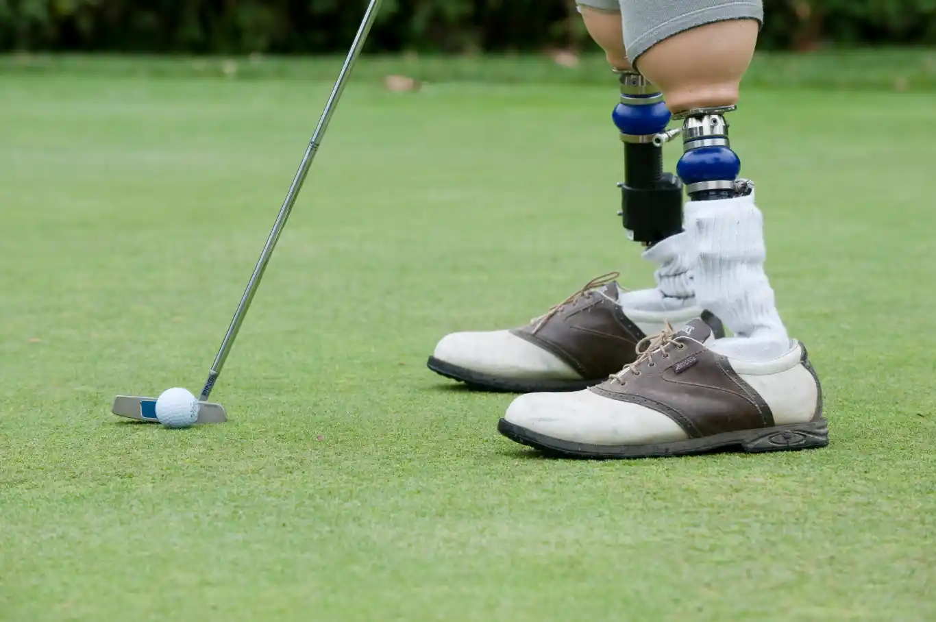 Golfer with prosthetic legs putts